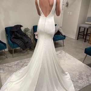 *NEW* GORGEOUS Elegant V-Neck/Plunging Fit & Flare Crepe Wedding Dress